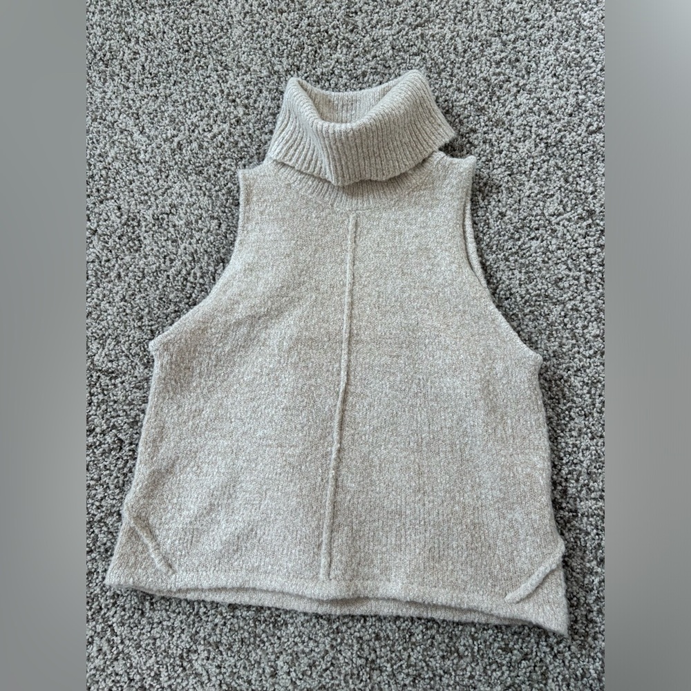 Knit turtle neck no sleeve crop top